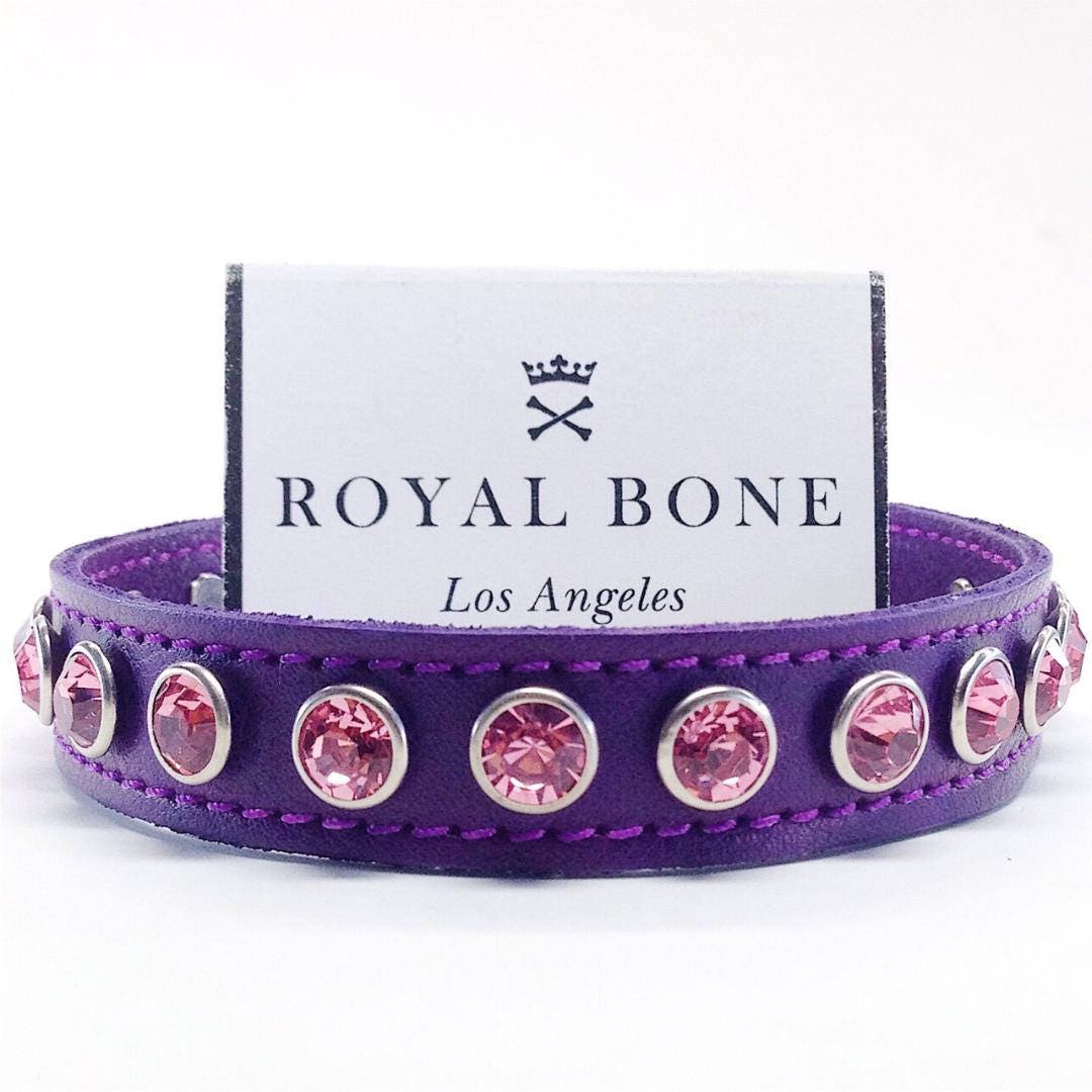 Collar para perro hecho a mano con cristales fucsia y cuero morado "Purple Rain" + placa de identificación