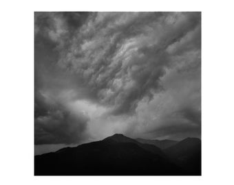 Schwarz Weiß Wolken Fotografie, Wildnis Kunst, Landschaftsfotografie, Berg Druck, Berg Fotografie Druck, Wand Kunst, Natur Drucke