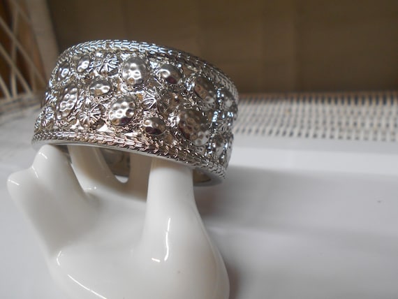 Textured Silver Tone spring Hinge Bangle Bracelet - image 9