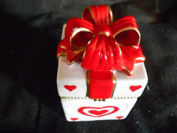 Gift Box Hinged Trinket Box w Hearts and a Bow - image 5