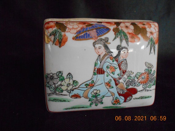 Chinese Trinket Box - Ladies Kneeling in Garden - image 1