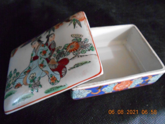 Chinese Trinket Box - Ladies Kneeling in Garden - image 2
