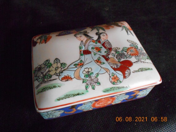 Chinese Trinket Box - Ladies Kneeling in Garden - image 9