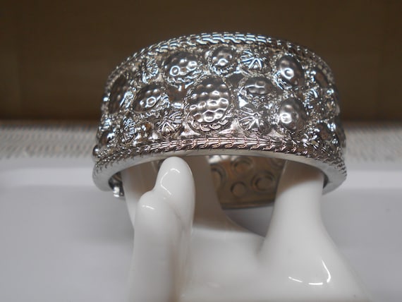 Textured Silver Tone spring Hinge Bangle Bracelet - image 8