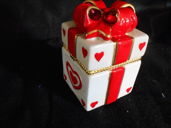 Gift Box Hinged Trinket Box w Hearts and a Bow - image 10