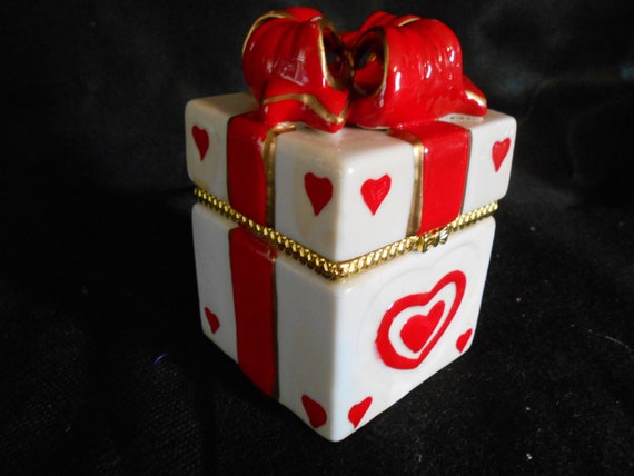 Gift Box Hinged Trinket Box w Hearts and a Bow - image 9
