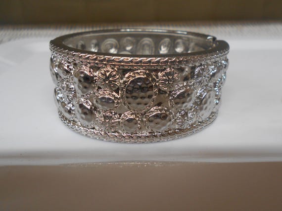 Textured Silver Tone spring Hinge Bangle Bracelet - image 3
