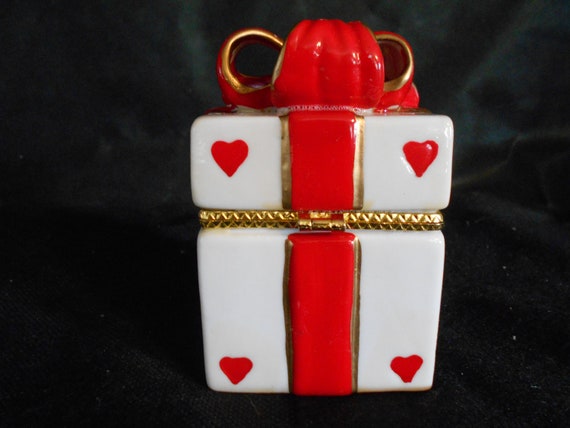 Gift Box Hinged Trinket Box w Hearts and a Bow - image 3