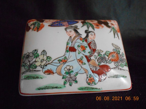 Chinese Trinket Box - Ladies Kneeling in Garden - image 10