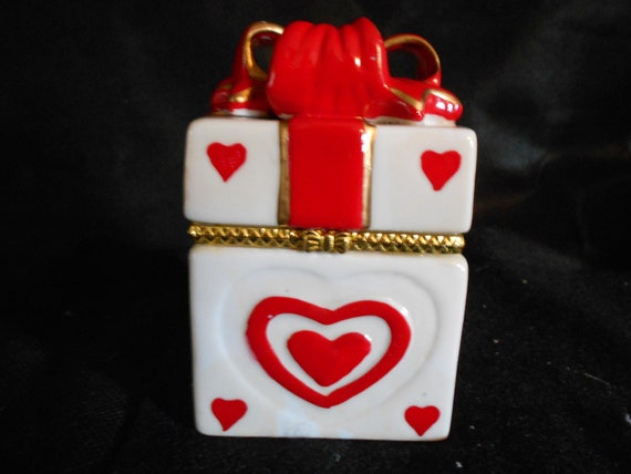 Gift Box Hinged Trinket Box w Hearts and a Bow - image 8