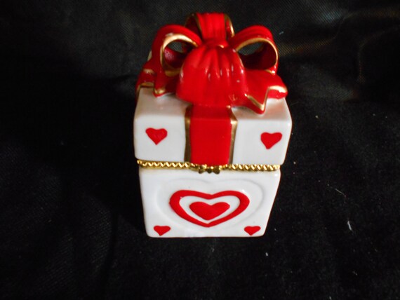 Gift Box Hinged Trinket Box w Hearts and a Bow - image 7