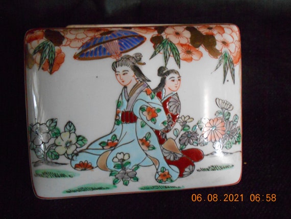Chinese Trinket Box - Ladies Kneeling in Garden - image 7