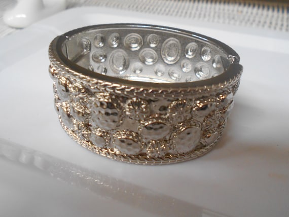 Textured Silver Tone spring Hinge Bangle Bracelet - image 5