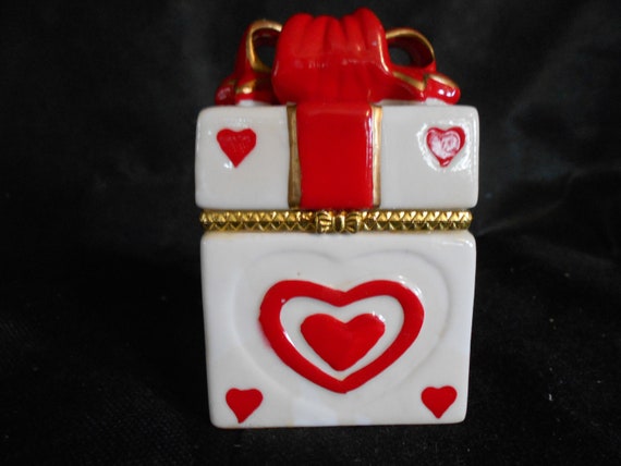 Gift Box Hinged Trinket Box w Hearts and a Bow - image 1