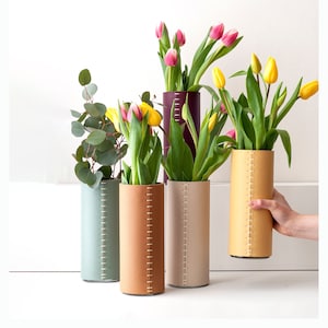 Vase en cuir Vase à fleurs enveloppé de cuir, cadeau décoratif minimaliste luxueux du 3e anniversaire pour lui, fête des mères, pendaison de crémaillère image 1