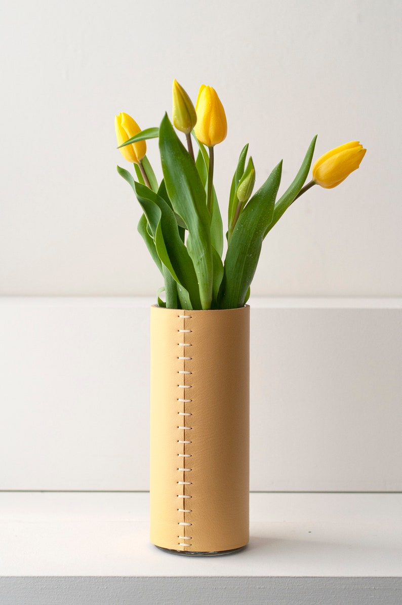 Vase en cuir Vase à fleurs enveloppé de cuir, cadeau décoratif minimaliste luxueux du 3e anniversaire pour lui, fête des mères, pendaison de crémaillère image 7