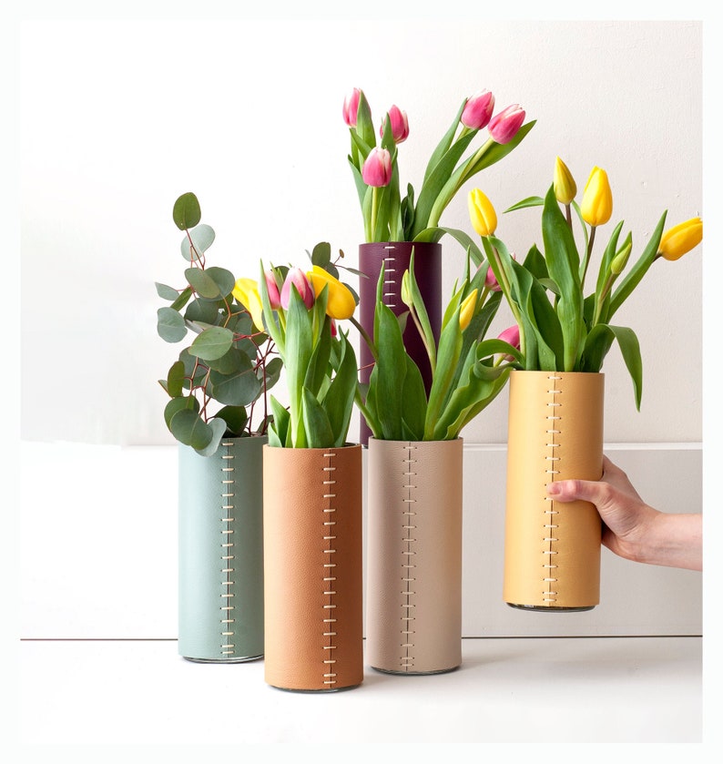 Vase en cuir Vase à fleurs enveloppé de cuir, cadeau décoratif minimaliste luxueux du 3e anniversaire pour lui, fête des mères, pendaison de crémaillère image 1