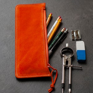 Trousse en daim, trousse à crayons en cuir monogrammée, pochette à fermeture éclair, organiseur de maquillage, cadeau personnalisé pour professeur, cadeau de fête des pères image 4