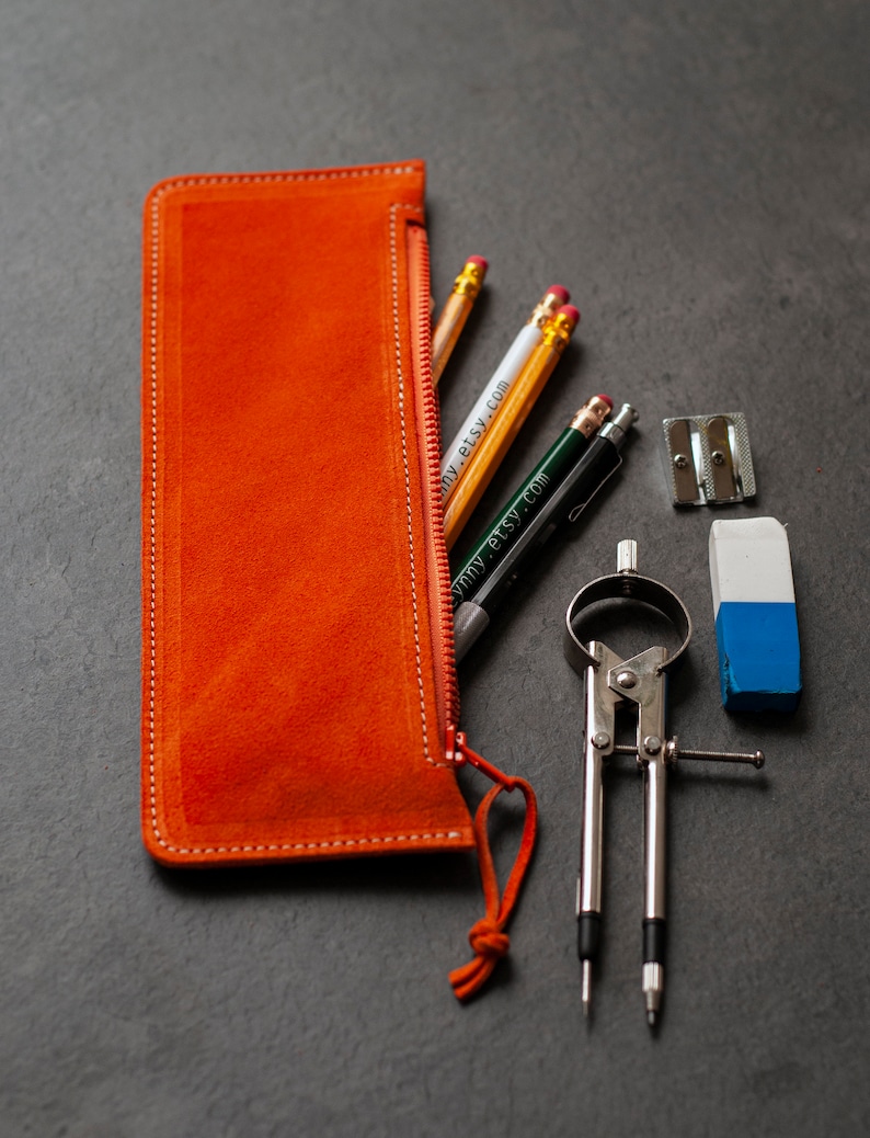 Trousse en daim, trousse à crayons en cuir monogrammée, pochette à fermeture éclair, organiseur de maquillage, cadeau personnalisé pour professeur, cadeau de fête des pères image 4