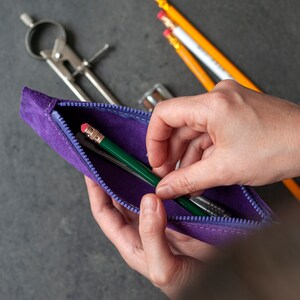 Trousse en daim, trousse à crayons en cuir monogrammée, pochette à fermeture éclair, organiseur de maquillage, cadeau personnalisé pour professeur, cadeau de fête des pères image 7