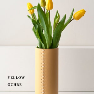 Vase en cuir Vase à fleurs enveloppé de cuir, cadeau décoratif minimaliste luxueux du 3e anniversaire pour lui, fête des mères, pendaison de crémaillère image 2