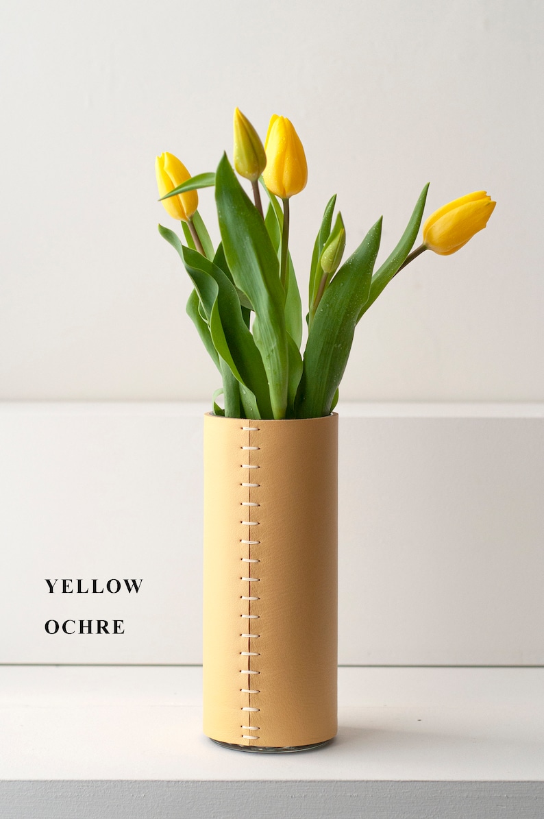 Vase en cuir Vase à fleurs enveloppé de cuir, cadeau décoratif minimaliste luxueux du 3e anniversaire pour lui, fête des mères, pendaison de crémaillère image 2