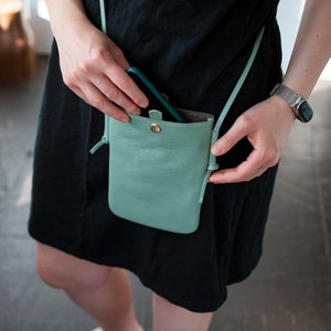Petit sac à bandoulière en cuir, petit sac à main minimaliste unique, sac d'été pour téléphone de demoiselle d'honneur, 3e anniversaire de mariage, cadeau de fête des pères pour elle