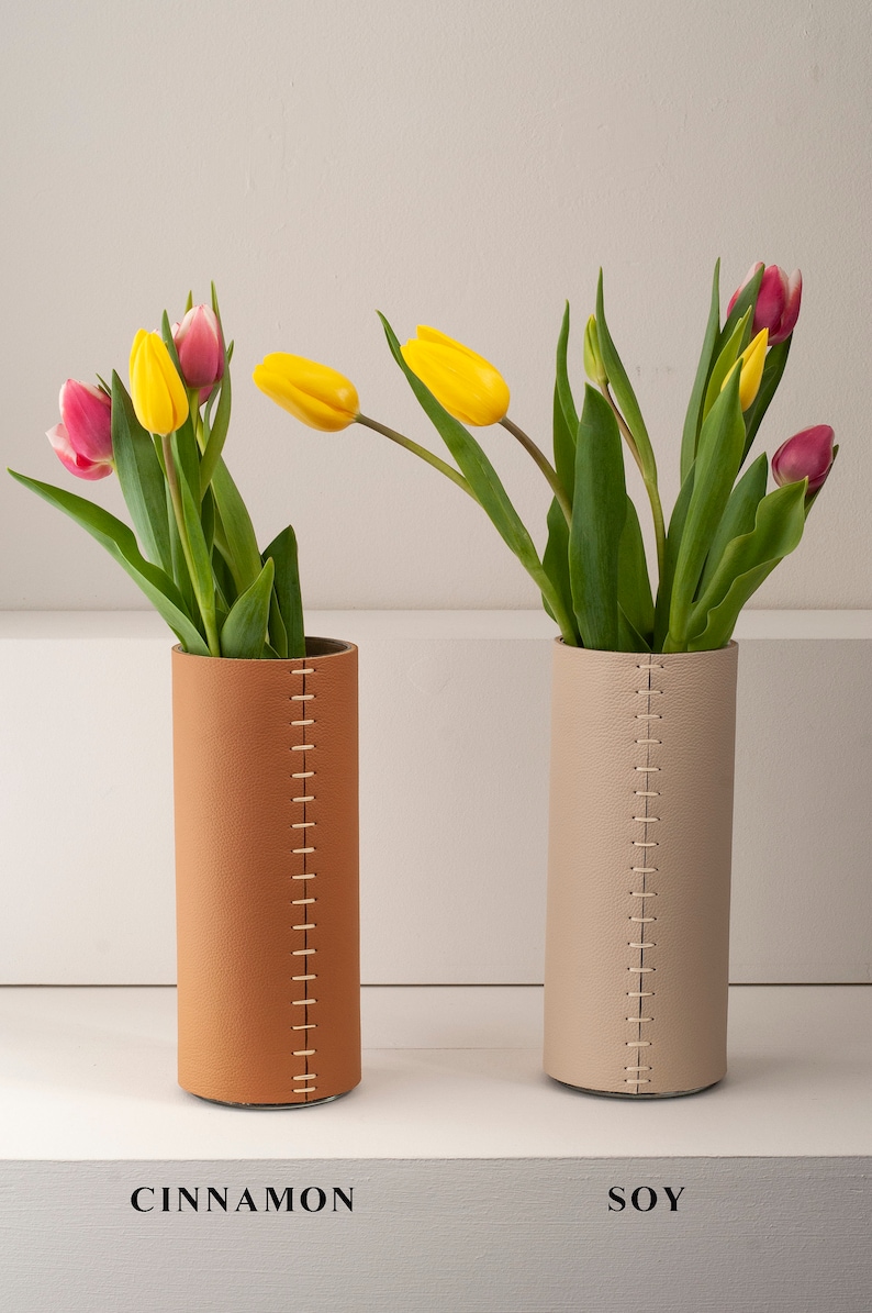 Vase en cuir Vase à fleurs enveloppé de cuir, cadeau décoratif minimaliste luxueux du 3e anniversaire pour lui, fête des mères, pendaison de crémaillère image 5