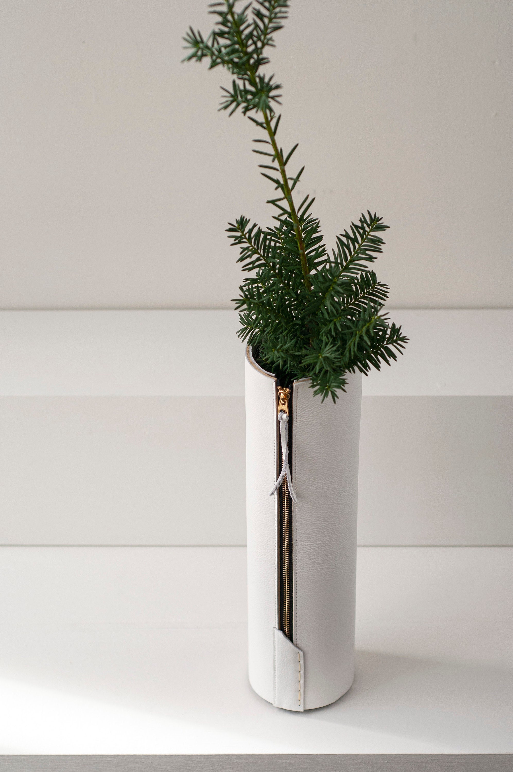 Vase En cuir, Fermeture