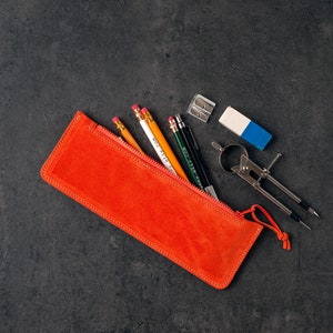 Trousse en daim, trousse à crayons en cuir monogrammée, pochette à fermeture éclair, organiseur de maquillage, cadeau personnalisé pour professeur, cadeau de fête des pères image 1