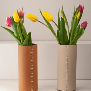 Vase en cuir Vase à fleurs enveloppé de cuir, cadeau décoratif minimaliste luxueux du 3e anniversaire pour lui, fête des mères, pendaison de crémaillère image 9