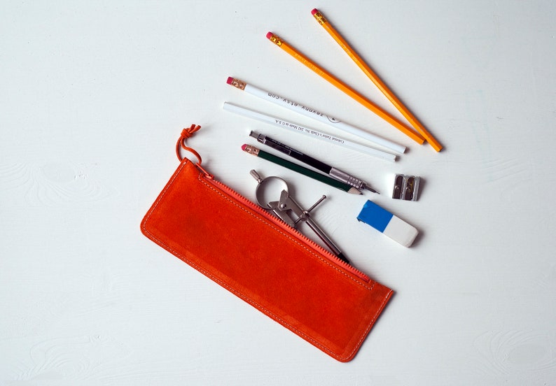 Trousse en daim, trousse à crayons en cuir monogrammée, pochette à fermeture éclair, organiseur de maquillage, cadeau personnalisé pour professeur, cadeau de fête des pères image 2