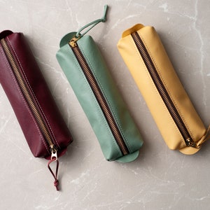 Trousse personnalisée en cuir, pochette à stylos, pochette à fermeture éclair, trousse à maquillage personnalisée, cadeau d'anniversaire pour enseignant, cadeau de fête des pères pour elle