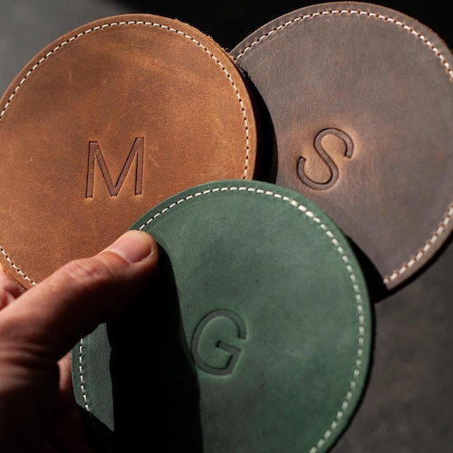 Ensemble de sous-verres en cuir personnalisés, ronds de café en verre de whisky de garçons d'honneur, cadeau d'anniversaire d'anniversaire de mari