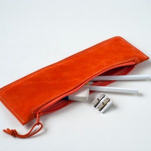 Trousse en daim, trousse à crayons en cuir monogrammée, pochette à fermeture éclair, organiseur de maquillage, cadeau personnalisé pour professeur, cadeau de fête des pères Orange