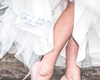 Etiqueta personalizada para vestido de noiva com caligrafia. Presente azul para a noiva, de mãe para filha. Patch bordado com bilhete manuscrito personalizado.