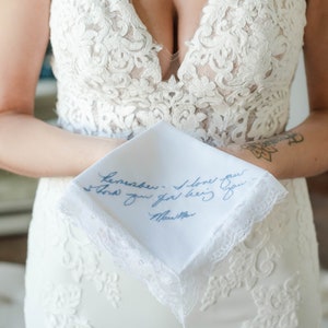 Something blue for bride gift in loving memory of loved ones. Actual handwriting custom lace handkerchief. Personalised handwriting hankie 画像 1