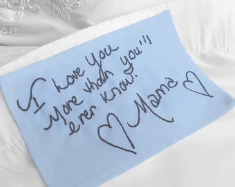 Sua letra bordada na etiqueta de um vestido de noiva. Personalize algo azul para a noiva. Presente de casamento da mãe para a noiva.