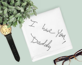 Lenço com caligrafia original para presentear o pai da noiva no dia do casamento. Caligrafia bordada personalizada em lenço personalizado.