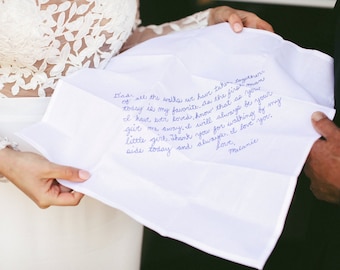 Lenço manuscrito personalizado para presentear o pai da noiva no dia do casamento. Caligrafia real bordada em lenço personalizado.