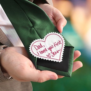 Votre propre écriture brodée sur un patch de cravate père de la mariée. Patch à coudre personnalisé pour cravate. Idée de cadeau de mariage personnalisé pour papa