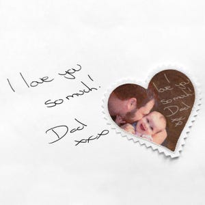 Op de afbeelding: Een hartvormige kaart met een foto van een vader en kind. De kaart heeft een witte rand en een bruine achtergrond. De tekst "I love you so much! Dad xoxo" staat op de kaart.