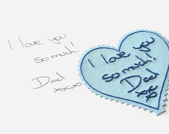 Algo azul personalizado para a noiva. Letra personalizada bordada na etiqueta do vestido de noiva. Presente de casamento da mãe para a noiva.