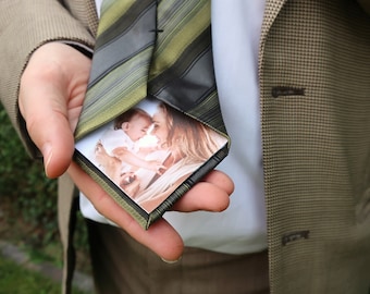 Patch de gravata personalizado com foto em formato de diamante e adesivo no verso. Presente personalizado da noiva para o noivo no dia do casamento em memória da avó.