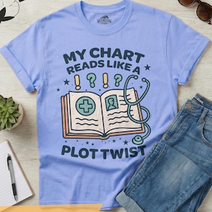Ma carte se lit comme un complot torsadé | Cadeau drôle de maladie chronique | t-shirt Spoonie | Sensibilisation aux maladies rares | Humour Médical Confort Couleurs