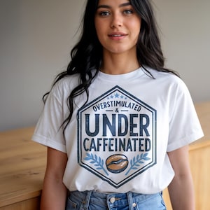 Camiseta &quot;Sobreestimulado y con poca cafeína&quot;: Divertida camiseta neurodivergente