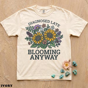 T-shirt met wilde bloemen en neurodiversiteit, T-shirt voor mensen met een late diagnose, T-shirt voor ADHD en autisme, Top met de tekst 'Mentale gezondheid is belangrijk', Cottagecore cadeau voor volwassenen met autisme