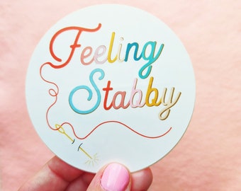 Gefühl Stabby Aufkleber, Nähspielspiele, Kreuzstich Wortspiele, Stickerei Wortspiele, Stanley Aufkleber, Geschenk für Näherin, Sewciopath, sarkastische Zitate