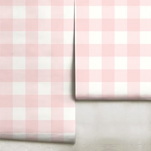 Peut inclure: Rouleau de papier peint à motif vichy rose et blanc. Le rouleau est partiellement déroulé, montrant le motif.