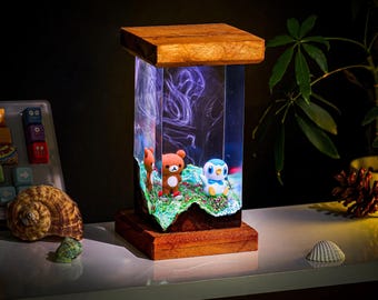 Lámpara de resina "Prado acogedor" de Piplup y Rilakkuma, lámpara de resina epoxi, luz nocturna de resina personalizada, pieza de exhibición para coleccionistas.